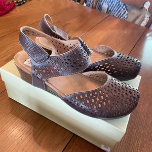 BRAND NEW Earth leather clogs